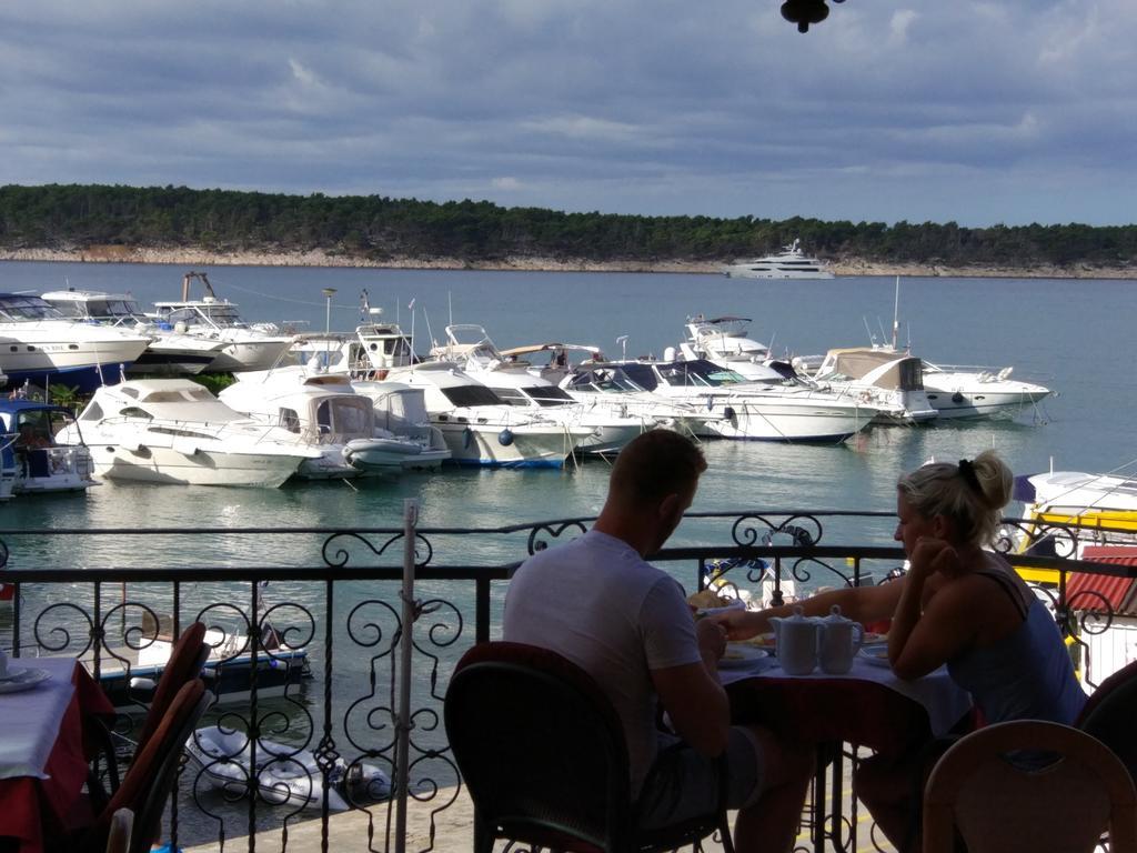 Captain's Club Banjol Extérieur photo
